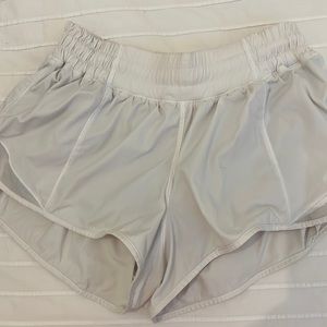 Lululemon hotty hot shorts 2.5 6 white